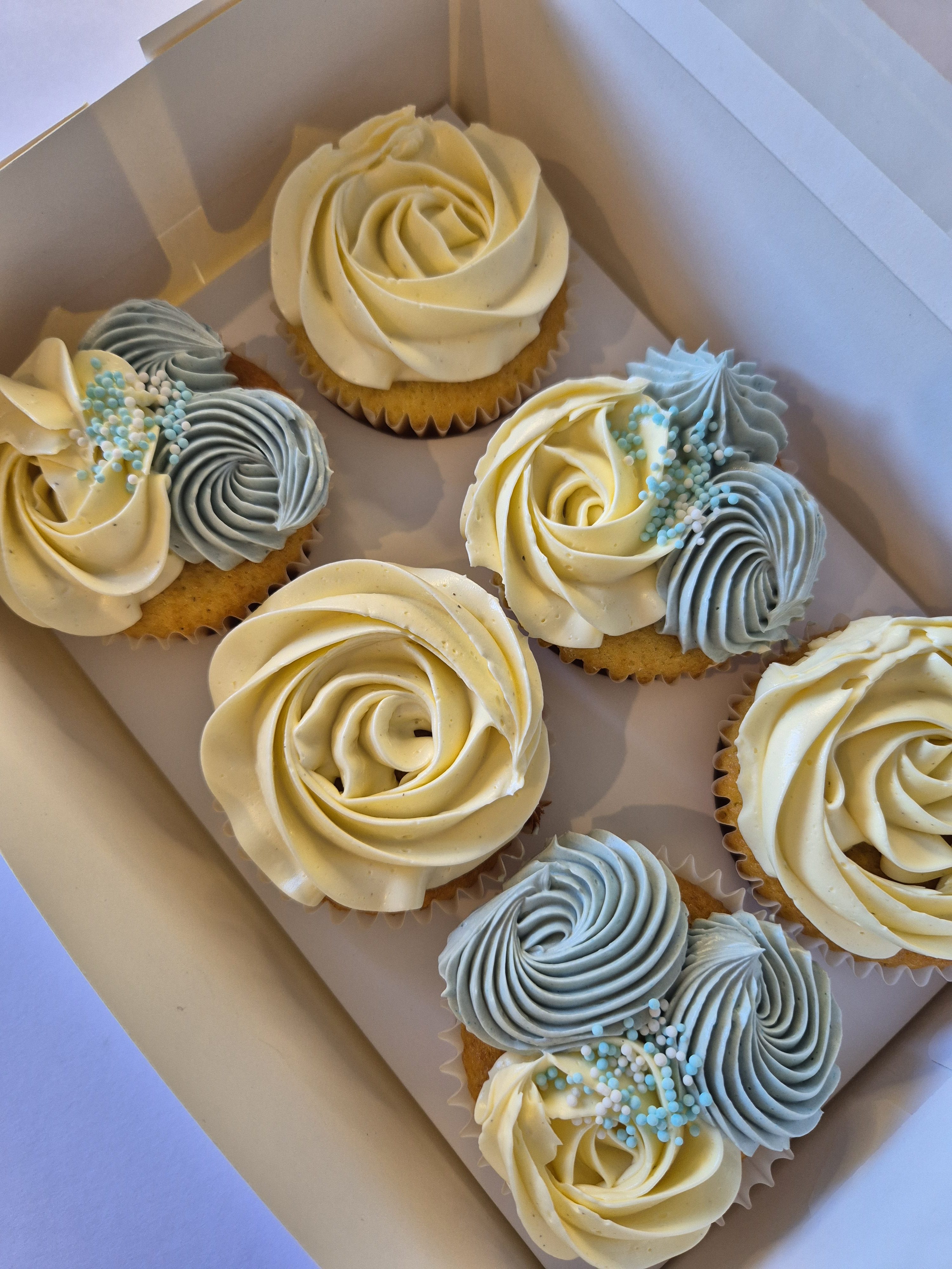 Bespoke vanilla cupcakes – Swiss Meringue Icing 1