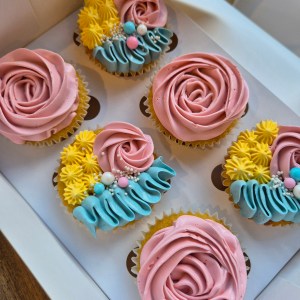 Bespoke vanilla cupcakes – Swiss Meringue Icing